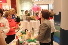 Oberbürgermeisterin Dietlind Tiemann im Gespräch mit Amtsärztin Tatjana Wegert am Stand der Stadt Brandenburg an der Havel