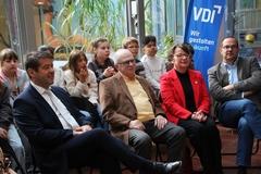 Steffen Scheller mit Kulturstaatssekretär Tobias Dünow und Professorin Burghilde Wieneke-Toutaoui.