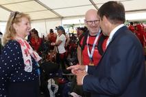 Steffen Scheller mit Patricia Elliott im kanadischen Mannschaftszelt.