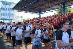 Besonders viel Applaus bekommt das Drachenboot-Team des EM-Gastgebers.