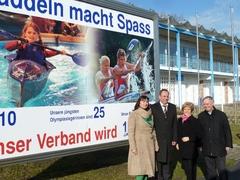 Olympiasiegerin, DKV-Präsident, Oberbürgermeisterin und EM-Cheforganisator (v.l.n.r.) präsentieren das DKV-Jubiläums-Motiv.