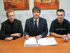 Steffen Scheller unterzeichnet T-City-Bewerbung