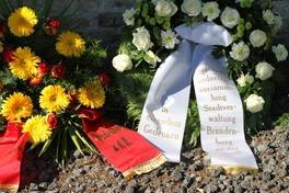 Kränze zum Gedenken an die Opfer von Kriegen und Gewaltherrschaft