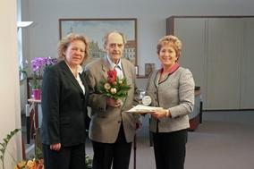 Kurt Michel nahm die Ehrenurkunde für sein ehrenamtliches Engagement entgegen