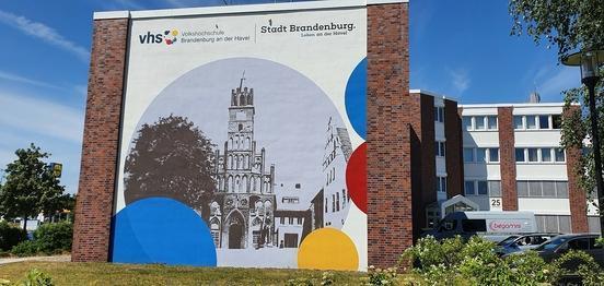 Die Volkshochschule bietet in vielen Stadtteilen Brandenburgs Kurse an.