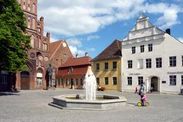 Der Altstädtische Markt mit Fouqué-Bibliothek