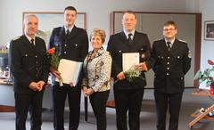 Oberbürgermeisterin Dr. Dietlind Tiemann ernennt Adrian Huxdorf und Henry Lüdeke zu Stadtbrandmeisteranwärter im Beisein von Detlef Wolf, Leiter Feuerwehr und Rettungswesen, und Bernd Rudolph, Personalrat (rechts)