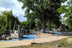 Erneuerung des Fallschutzuntergrundes auf dem Spielplatz am Packhof