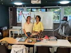 Mitarbeiterinnen des Pflegekinderdienstes mit den Kindern