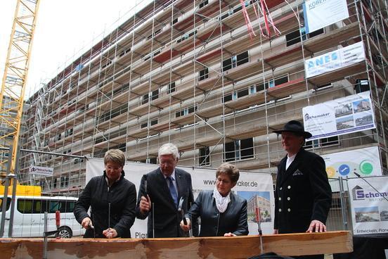  Die Präsidentin der Deutschen Rentenversicherung, Gundula Roßbach, Oberbürgermeisterin Dr. Dietlind Tiemann und Projektentwickler Wilhelm Schomaker freuen sich über den planmäßigen Baufortschritt.