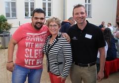 Oberbürgermeisterin Dr. Dietlind Tiemann mit einem Teilnehmer der deutsch-israelischen Inklusions-Begegnung sowie mit Dr. Niels Haberlandt, Geschäftsführer der Begegnungsstätte Gollwitz 