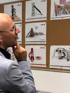 Oberbürgermeister Daniel Keip an einer Schautafel für Spielgeräte.