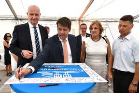 Festakt: Regattastreckenchef Uwe Philipp (rechts) bittet Ministerpräsident Dietmar Woidke, Oberbürgermeister Steffen Scheller und Sportministerin Brit