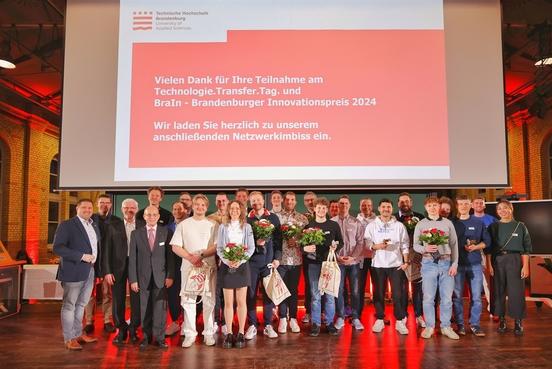 Die teilnehmenden Teams beim BraIn - Brandenburger Innovationspreis sowie die Mitglieder der Fachjury auf der Bühne des Audimax der THB.