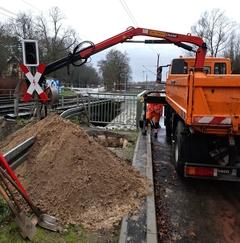 Der städtische Bauhof realisiert die Umsetzung des Andreaskreuzes.
