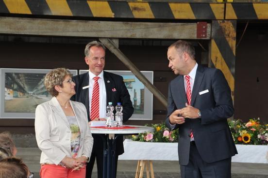 Oberbürgermeisterin Dr. Dietlind Tiemann, MBS Vorstandsvorsitzender Andreas Schulz (re.) und MBS Marktdirektor Ronald Priebe begrüßen die Gäste im Industriemuseum
