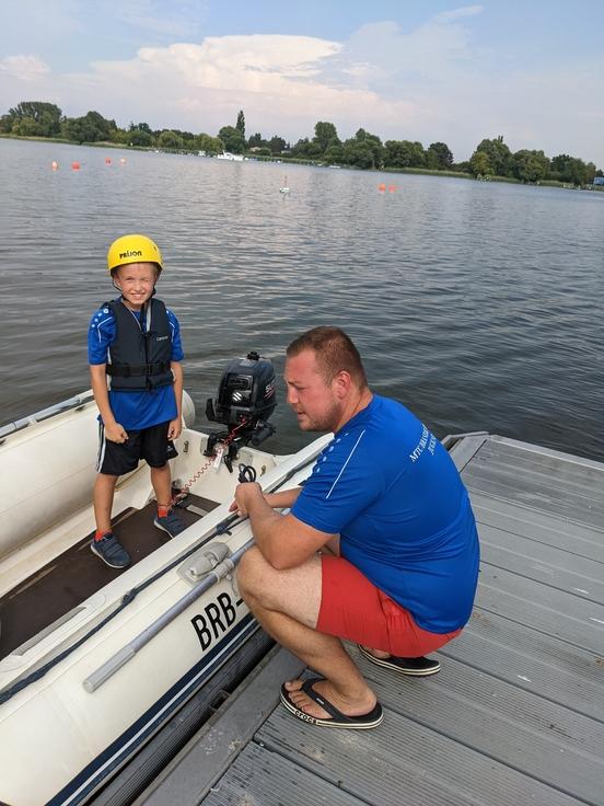 Nachwuchstalent mit Trainer