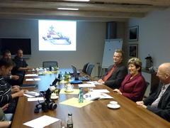 Die Organisatoren stellen das Projekt "Eislaufbahn" vor