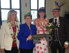 BKC Präsidentin Jacqueline Damus und das Prinzenpaar Katrin die III. und Alexander der LIII. übergeben den Schlüssel der Altstadt wieder an Oberbürgermeisterin Dr. Dietlind Tiemann