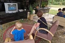 Spielzone als Zeitreise: Neben der alten Spielkonsole mit Röhrenfernseher fand sich die zeitgemäße Variante.