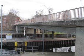 Blick unter eine Brücke auf eine Schleuse.