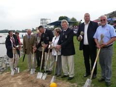 Gemeinsamer symbolischer Spatenstich mit FISA-Präsident Dennis Oswald.