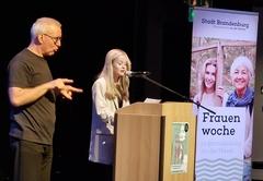 Louisa Feuerherdt bei ihrem Poetry-Slam "Frauen".