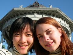 Zwei Mädchen unterschiedlicher Herkunft