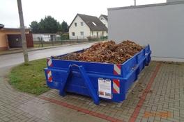 befüllter Laubcontainer