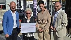 Gesundheitsminister René Wilke übergab den Förderbescheid an Geschäftsführerin des Universitätsklinikums Gabriele Wolter.