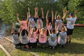 Alle Teams der Stadtverwaltung als Gruppenbild von hinten.