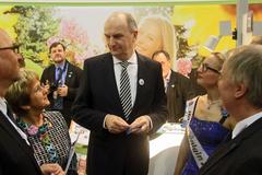 Ministerpäsident im Gepräch mit der Oberbürgermeisterin und Erhard Skupch (links), Michael Kenzler (rechts)