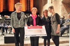 Cécile Anette Templin (Leiterin des Jugendhauses Club am Turm und Mitverantwortliche für das Projekt Kinderküche), Oberbürgermeisterin Dr. Dietlind Tiemann, Adelheid von Lessen (Mitglied im Vorstand der Brandenburger Tafel), Leonie Krekeler (Präsidentin Rotaract) v.l.n.r.
