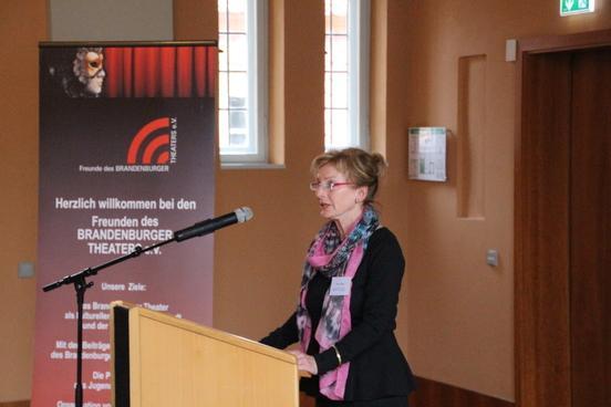 Anna Büge, Vorsitzende des Fördervereins Freunde des Brandenburger Theaters, begrüßt die über 50 Teilnehmer aus ganz Deutschland