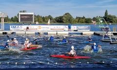 Bei Kanu-Polo wird in Spielfeldern gepaddelt.