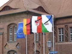 Zeichen der Trauer an den Flaggen vor dem Altstädtischen Rathaus.