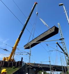 Die beiden tragenden Hohlkästen wurden jeweils halbiert und auf den Brückenrampen niedergelegt.