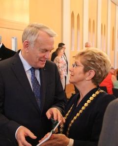 Am Ende der Veranstaltung übergibt Brandenburgs Stadtchefin ihrem französischen Besuch ein kleines Gastgeschenk.