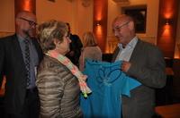 Personen überreichen Frau Dr. Tiemann TShirt von der BUGA