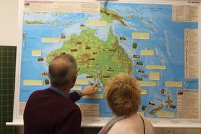 Personen gucken sich Landkarte an