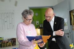 Daniel Keip ließ sich von der Kitaleiterin umfassend über das Konzept unterrichten.