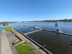 vorbereitetes Kanu-Polo-Spielfeld mit schwimmenden Stegen als Spielfeldbegrenzung, Blick von oben