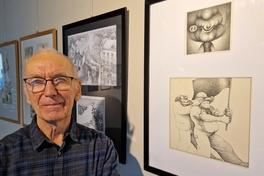 Paul Pribbernow inmitten seiner Ausstellung im Gotischen Haus.