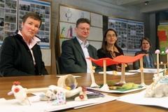Fachbereichsleiterin Andrea Kutzop, Beigeordneter Michael Brandt und Vertreter des Büros geskes.hack Landschaftsarchitekten (v.l.n.r.) präsentieren bei einem Pressetermin die Vorschläge der Kinder.