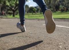 Frau läuft auf Asphalt.