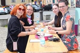 Die Beigeordnete Alexandra Adel spielt Krakel Orakel mit Organisatorinnen.