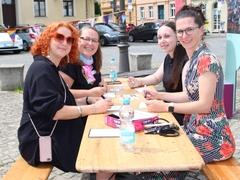 Die Beigeordnete Alexandra Adel spielt Krakel Orakel mit Organisatorinnen.