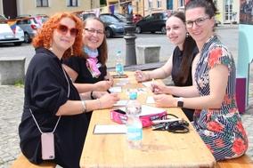 Die Beigeordnete Alexandra Adel spielt Krakel Orakel mit Organisatorinnen.