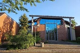 Eingangsbereichs am Hauptfriedhof in der Sophienstraße mit der Trauerhalle