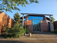 Eingangsbereichs am Hauptfriedhof in der Sophienstraße mit der Trauerhalle